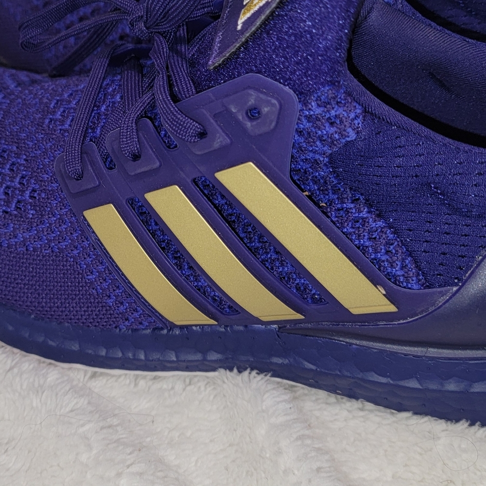 Washington Huskies adidas Ultraboost 1.0 DNA Running Shoe - Purple/Gold - Picture 4 of 9